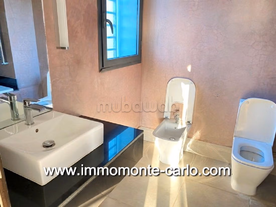 High quality villa for rent in Souissi. Dimension 500 m². Secured door and central heating. 