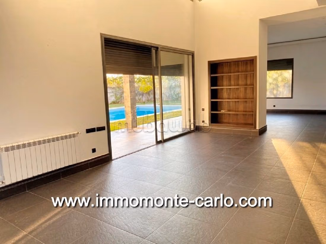 High quality villa for rent in Souissi. Dimension 500 m². Secured door and central heating. 