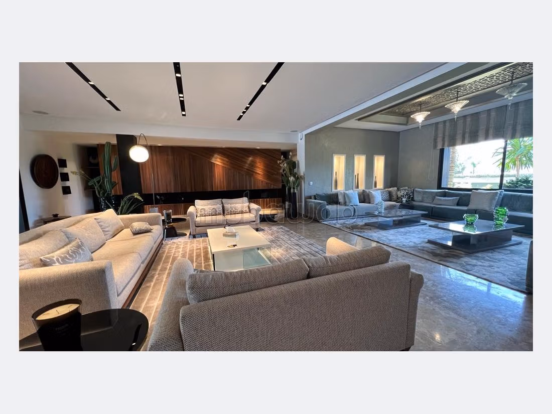 Luxury villa for sale in Souissi. 8 large living areas. Satellite dish and Reinforced door. 
