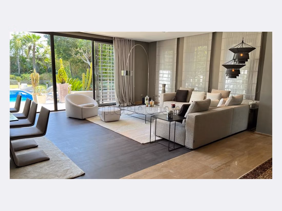 Luxury villa for sale in Souissi. 8 large living areas. Satellite dish and Reinforced door. 