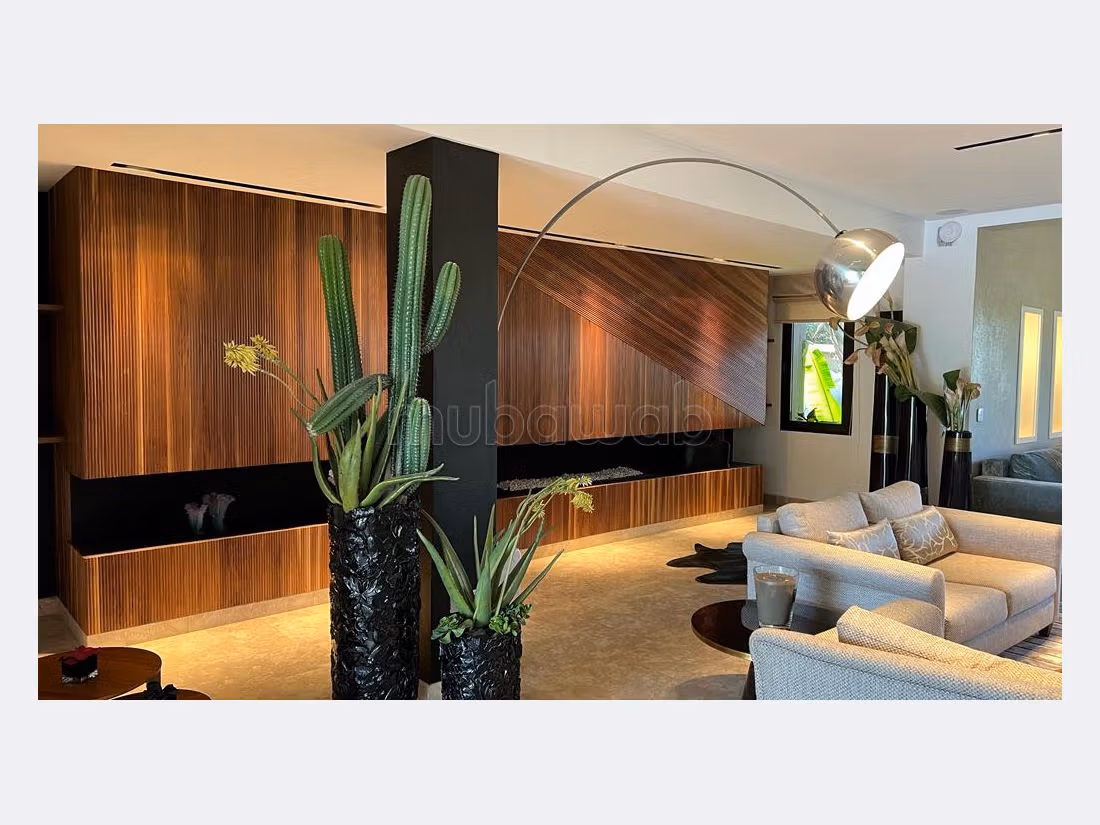 Luxury villa for sale in Souissi. 8 large living areas. Satellite dish and Reinforced door. 