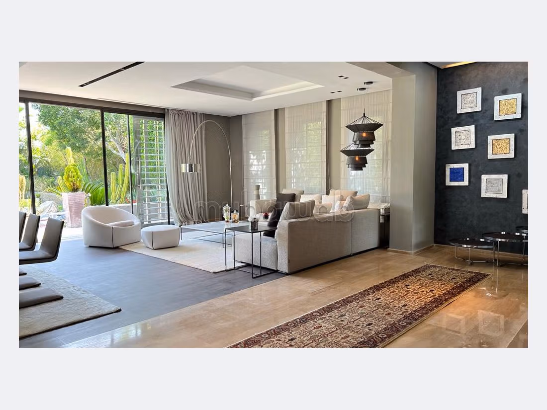 Luxury villa for sale in Souissi. 8 large living areas. Satellite dish and Reinforced door. 