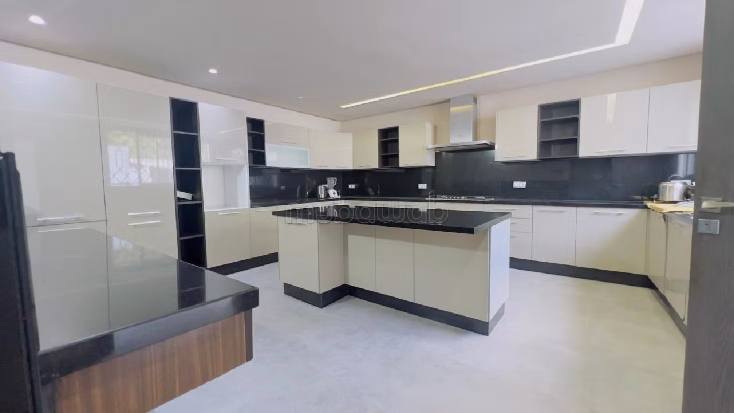 فيلا رائعة للايجار بالسويسي. المساحة الإجمالية 2000 م². مفروشة. 