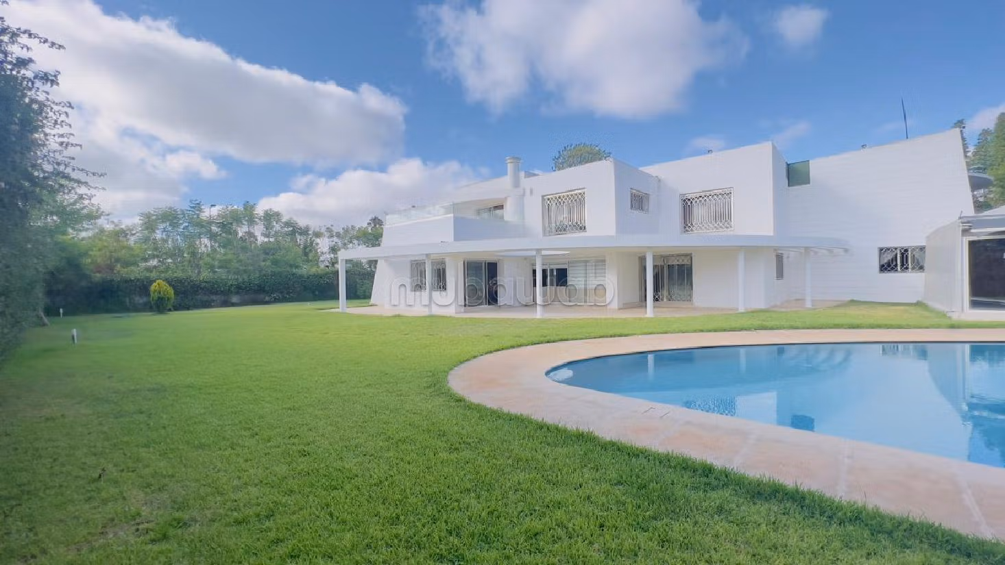 فيلا رائعة للايجار بالسويسي. المساحة الإجمالية 2000 م². مفروشة. 