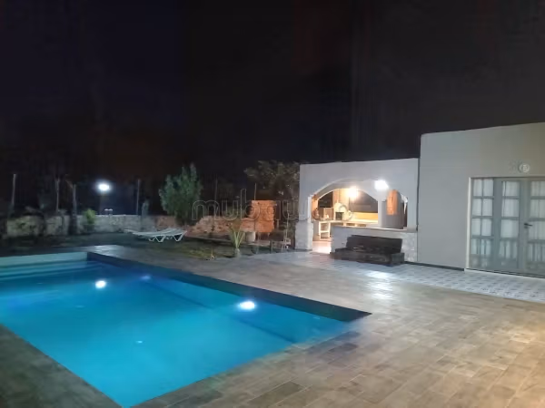 Location villa de haut standing à Sidi Kaouki. Surface totale 3000 m². Salon traditionnel et système d'antenne parabolique