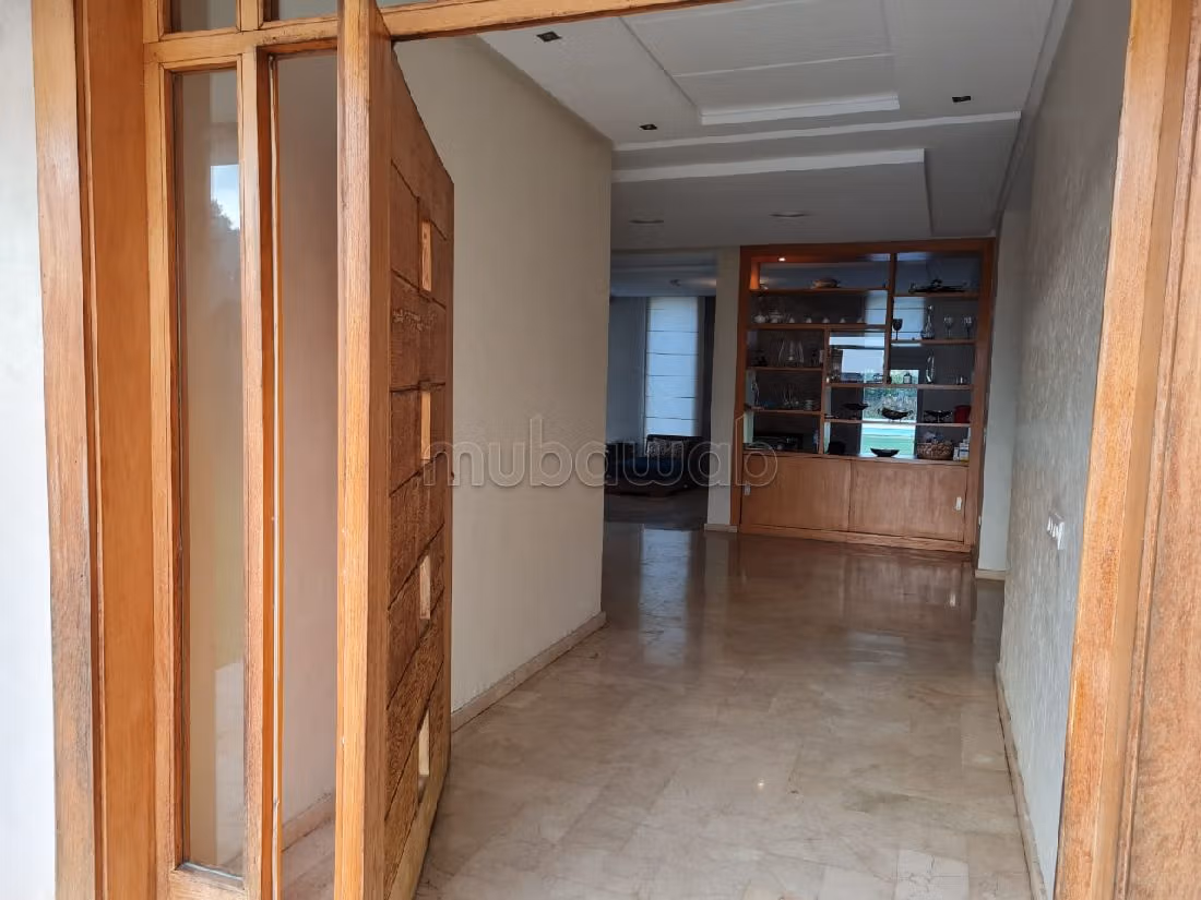 Maestosa villa in affitto. 7 ampi locali. ammobiliato. 