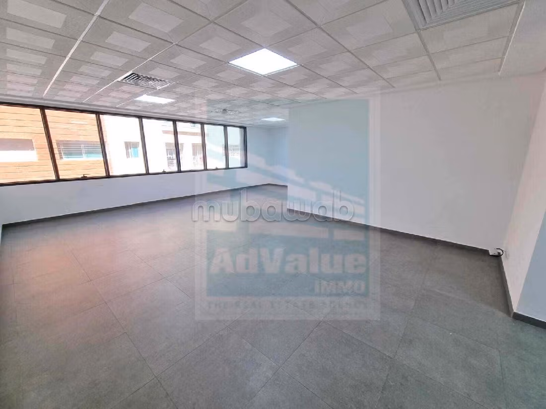 Oficinas en alquiler en Hay Hassani. Superficie de 57 m². Ascensor y garaje.