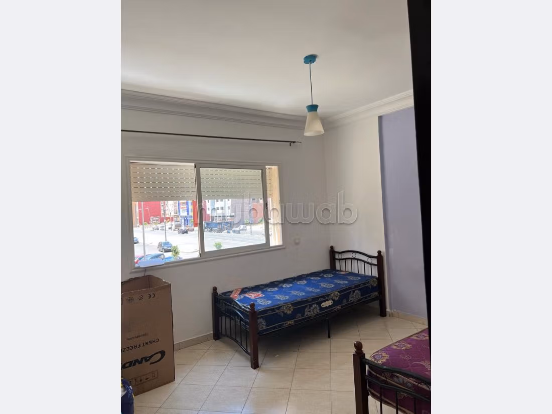 شقة جميلة للبيع ب النجد. 3 قطع كبيرة. باب متين ونظام الزجاج المزدوج.