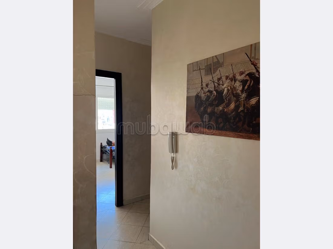 شقة جميلة للبيع ب النجد. 3 قطع كبيرة. باب متين ونظام الزجاج المزدوج.