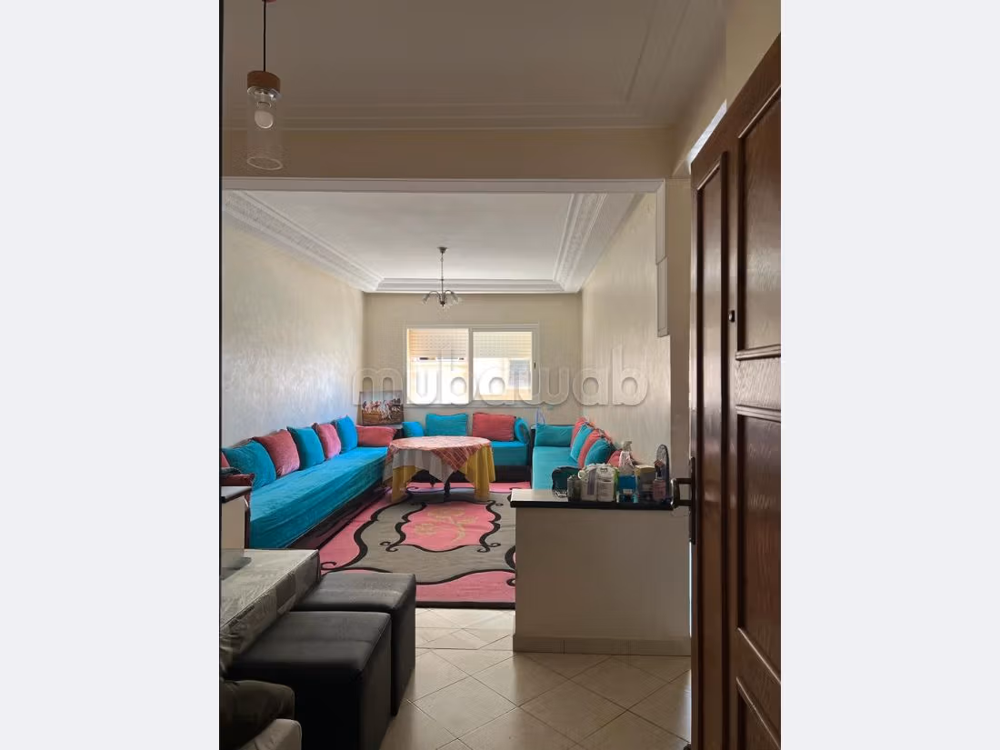 شقة جميلة للبيع ب النجد. 3 قطع كبيرة. باب متين ونظام الزجاج المزدوج.