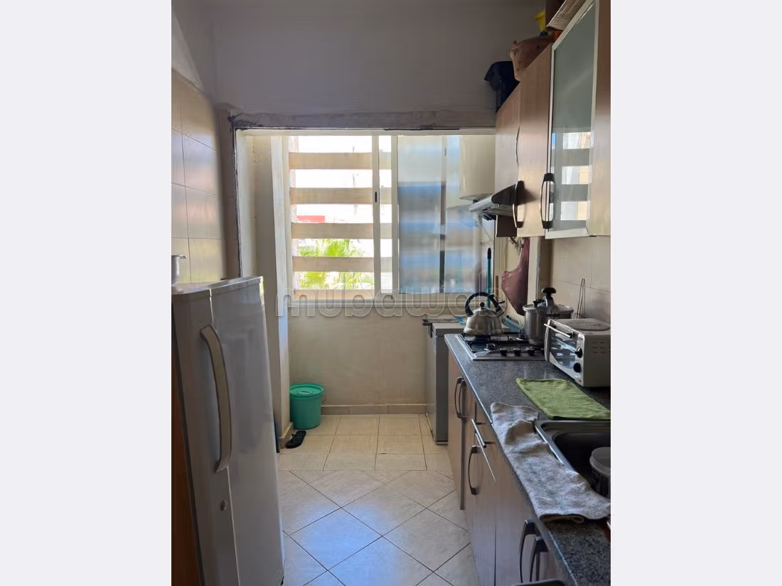 شقة جميلة للبيع ب النجد. 3 قطع كبيرة. باب متين ونظام الزجاج المزدوج.