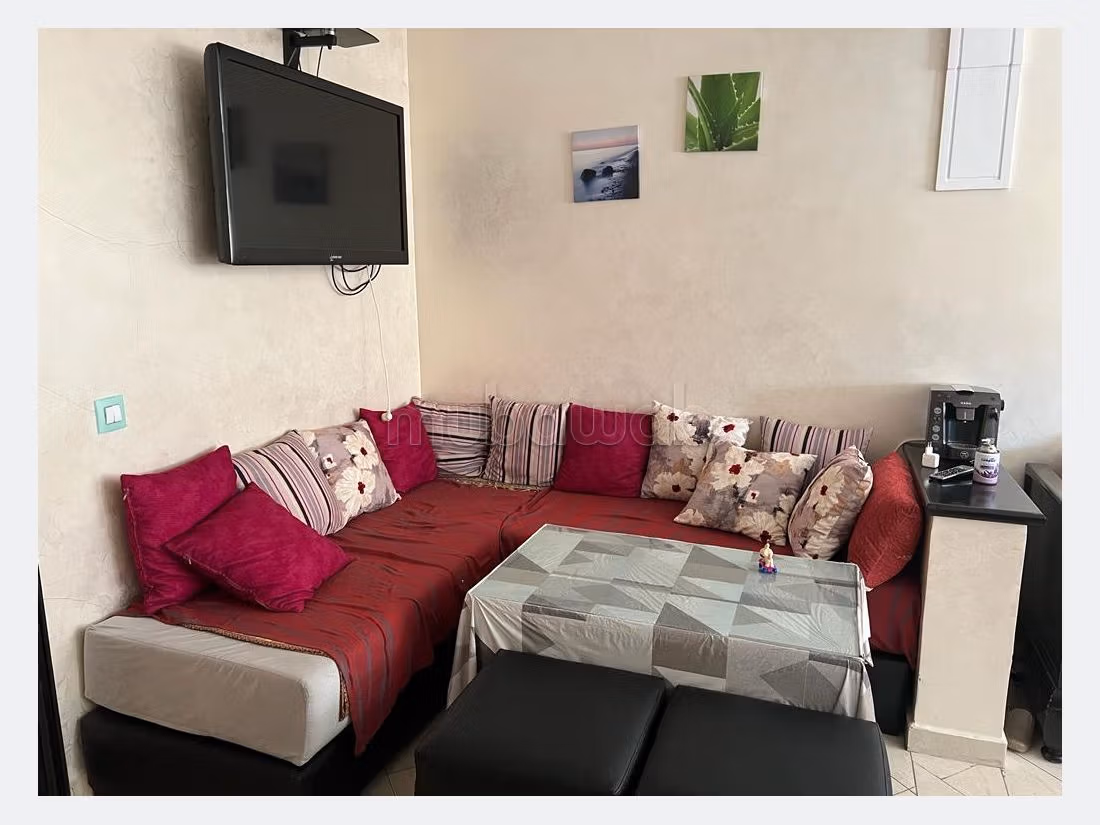 شقة جميلة للبيع ب النجد. 3 قطع كبيرة. باب متين ونظام الزجاج المزدوج.