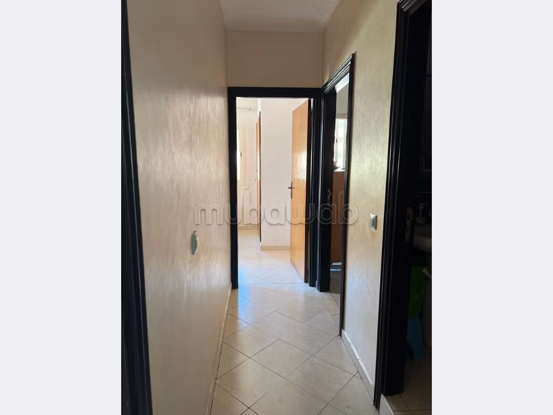 شقة جميلة للبيع ب النجد. 3 قطع كبيرة. باب متين ونظام الزجاج المزدوج.