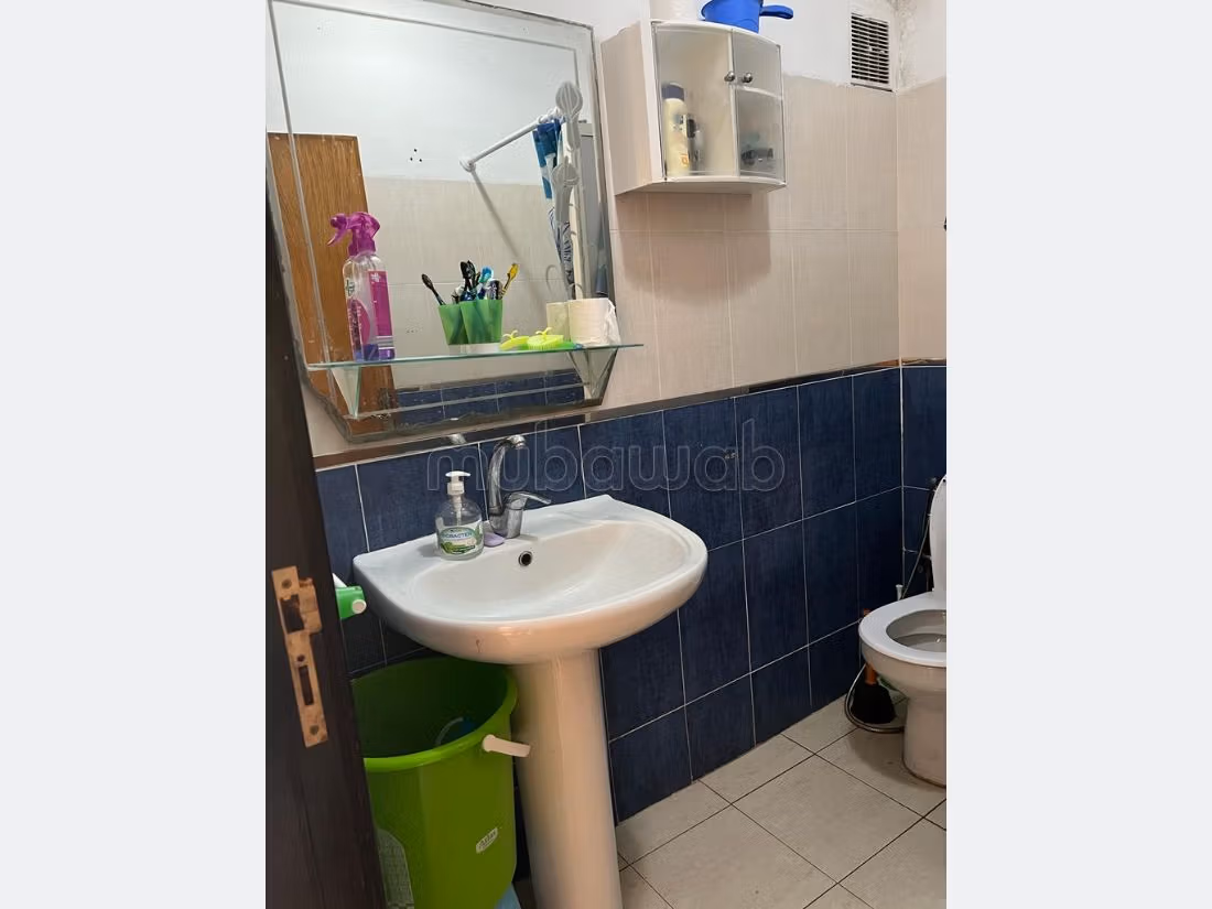 شقة جميلة للبيع ب النجد. 3 قطع كبيرة. باب متين ونظام الزجاج المزدوج.