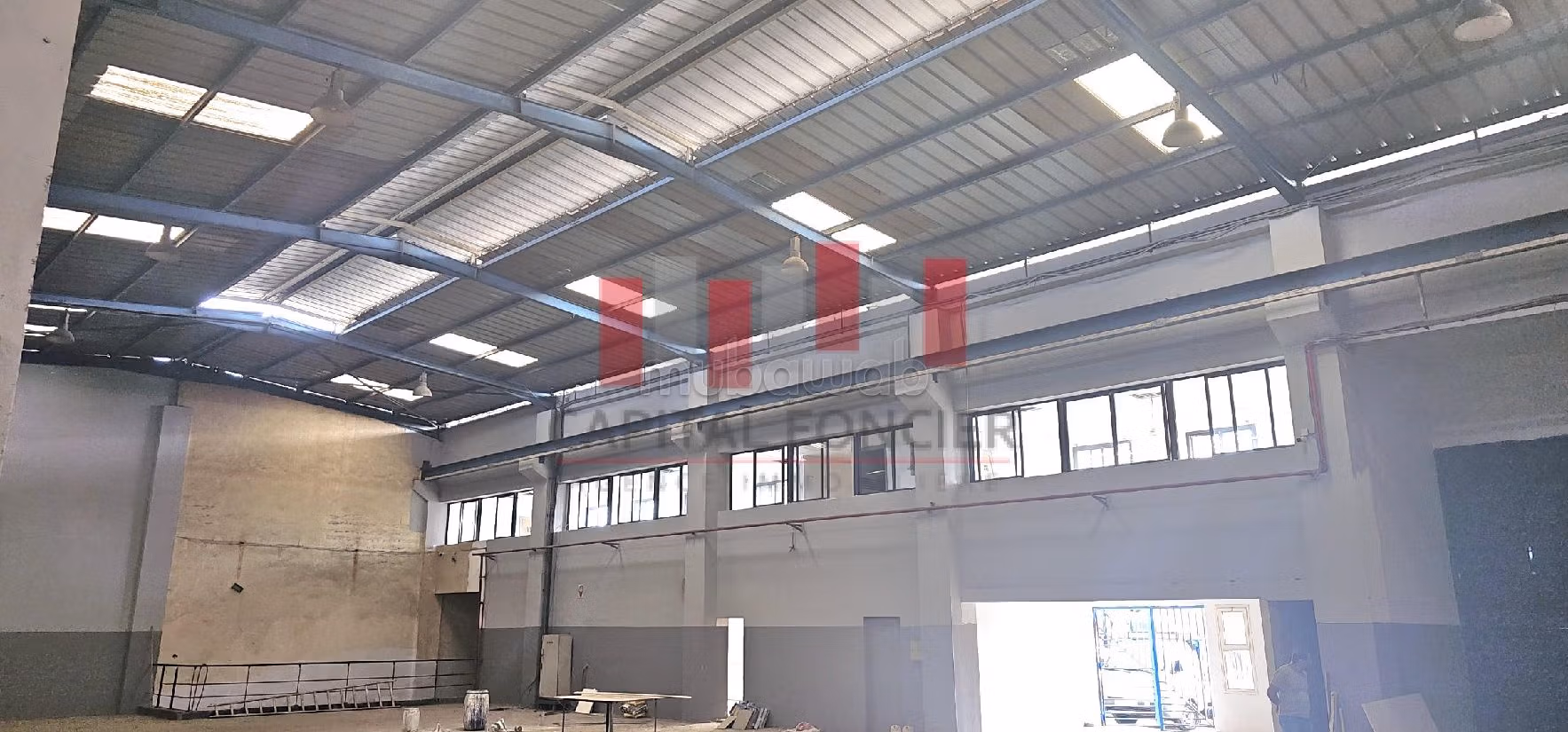 مكاتب ومحلات للإيجار بعين السبع. المساحة 1600 م²