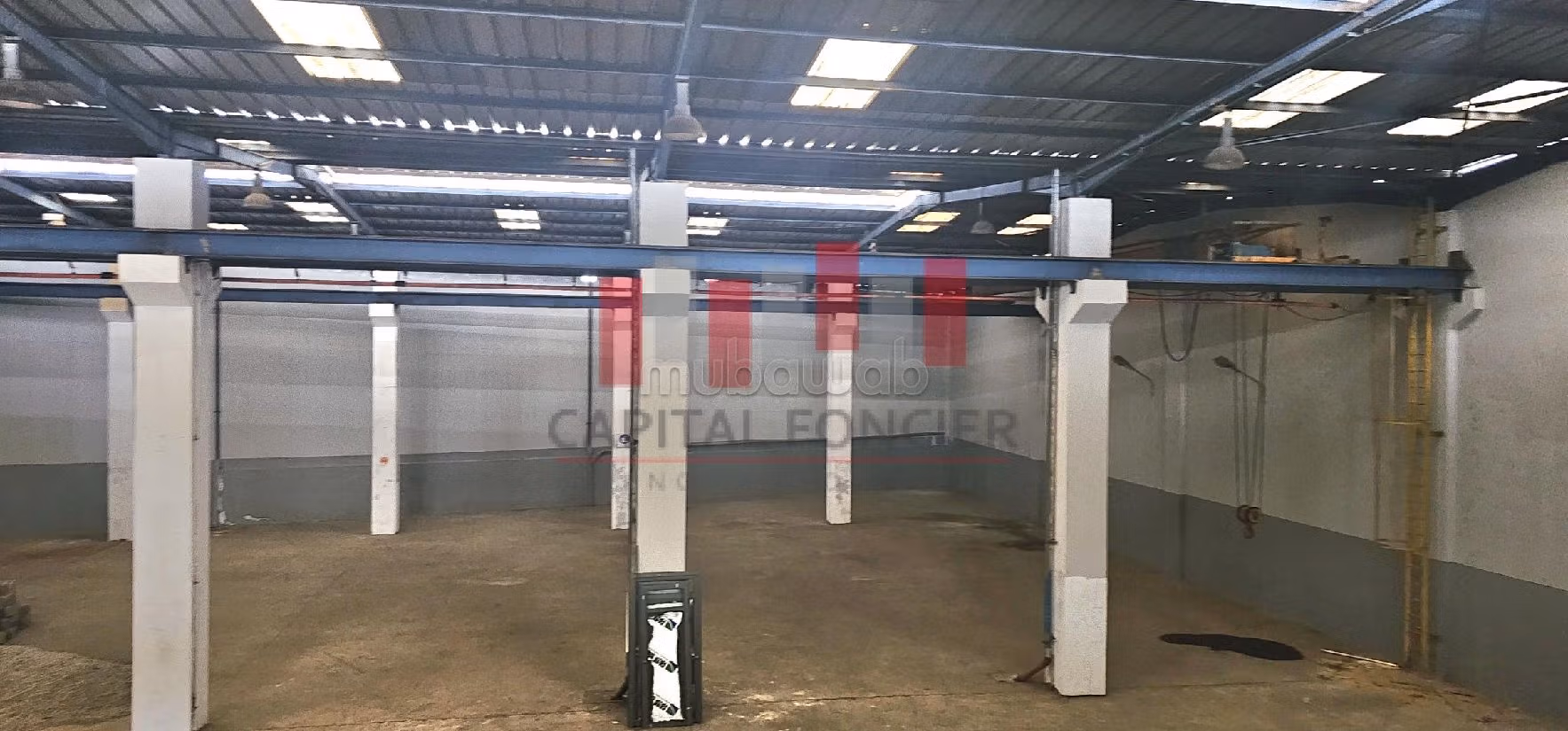 مكاتب ومحلات للإيجار بعين السبع. المساحة 1600 م²