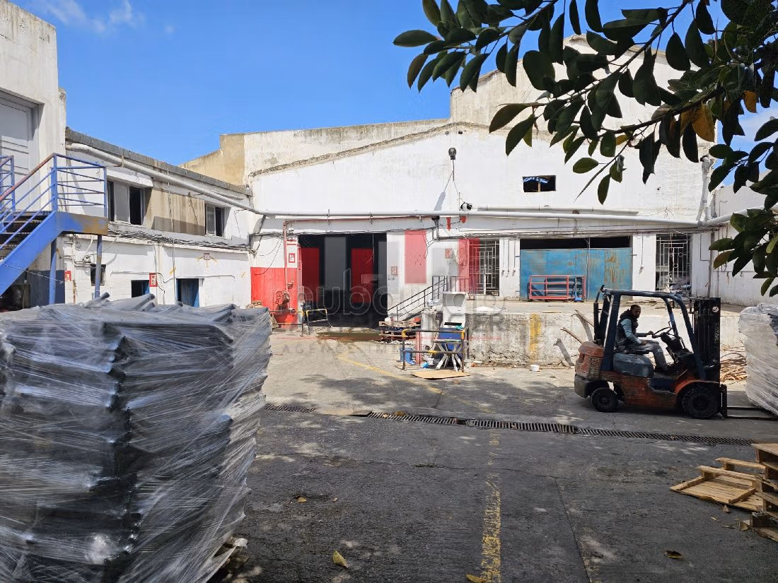 Usine industrielle de 2160 m en plein zone industrielle de ain sebaa a la location