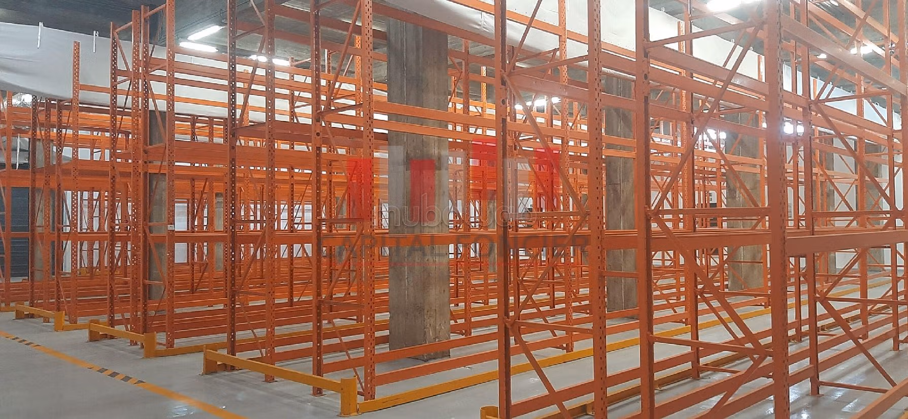 مكاتب ومحلات للإيجار بعين السبع. المساحة الإجمالية 2000 م²