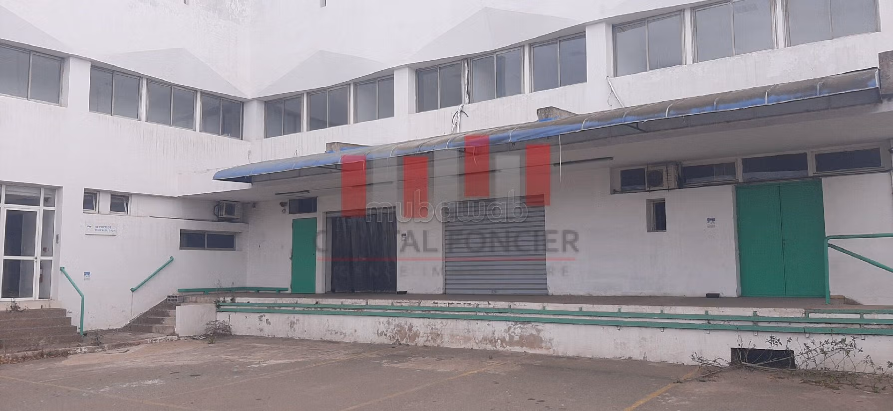 مكاتب ومحلات للإيجار بعين السبع. المساحة الإجمالية 2000 م²