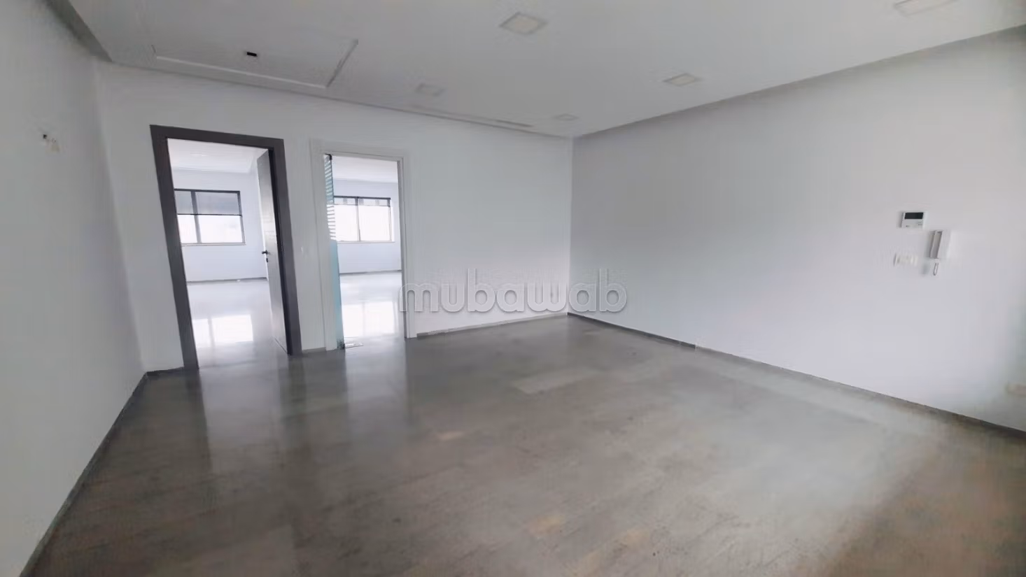 Ufficio da affittare a Les Berges Du Lac 2. Superficie 111 m². Climatizzazione