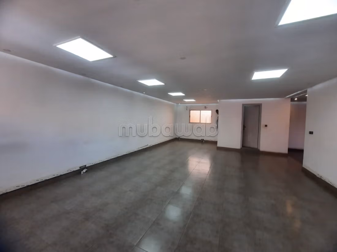 Comodo ufficio in affitto a Route de Safi. Superficie di 220 m². 