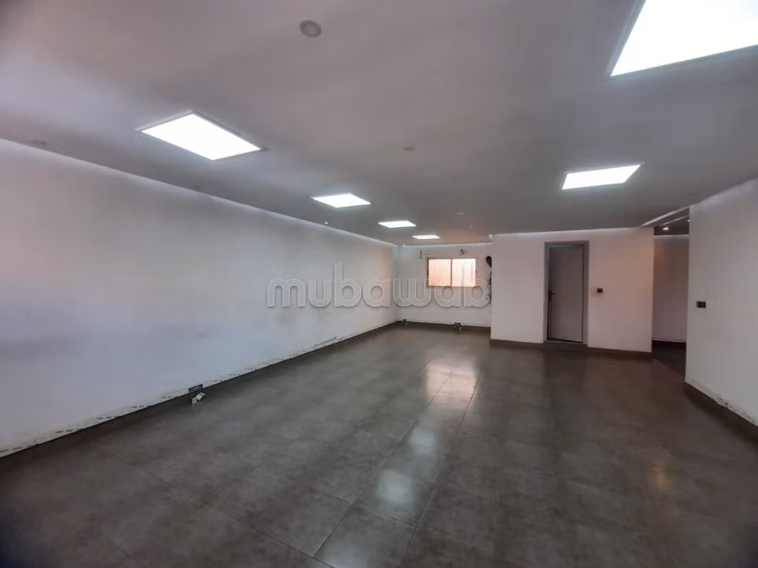 Comodo ufficio in affitto a Route de Safi. Superficie di 220 m². 