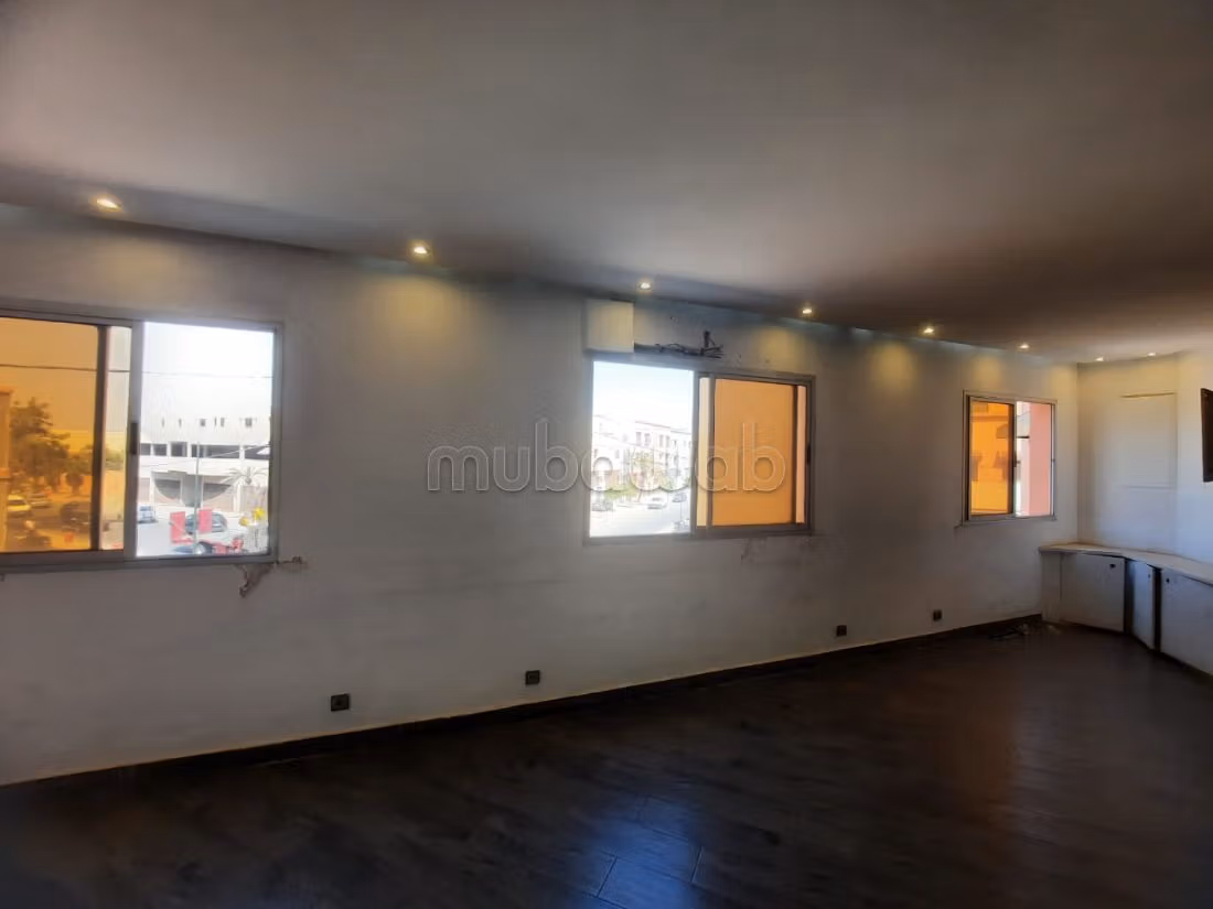 Comodo ufficio in affitto a Route de Safi. Superficie di 220 m². 