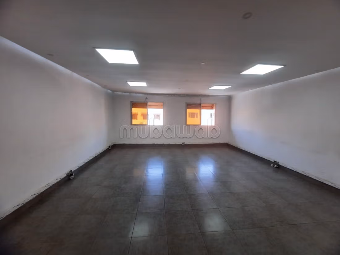 Comodo ufficio in affitto a Route de Safi. Superficie di 220 m². 