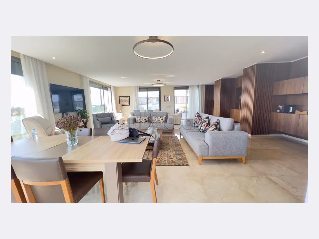 Find an apartment for rent in Souissi. 6 large rooms. Storage unit