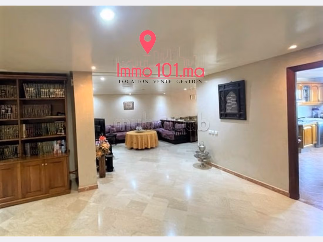 Sale of a lovely apartment in Riyad. 5 large living areas. Fireplace