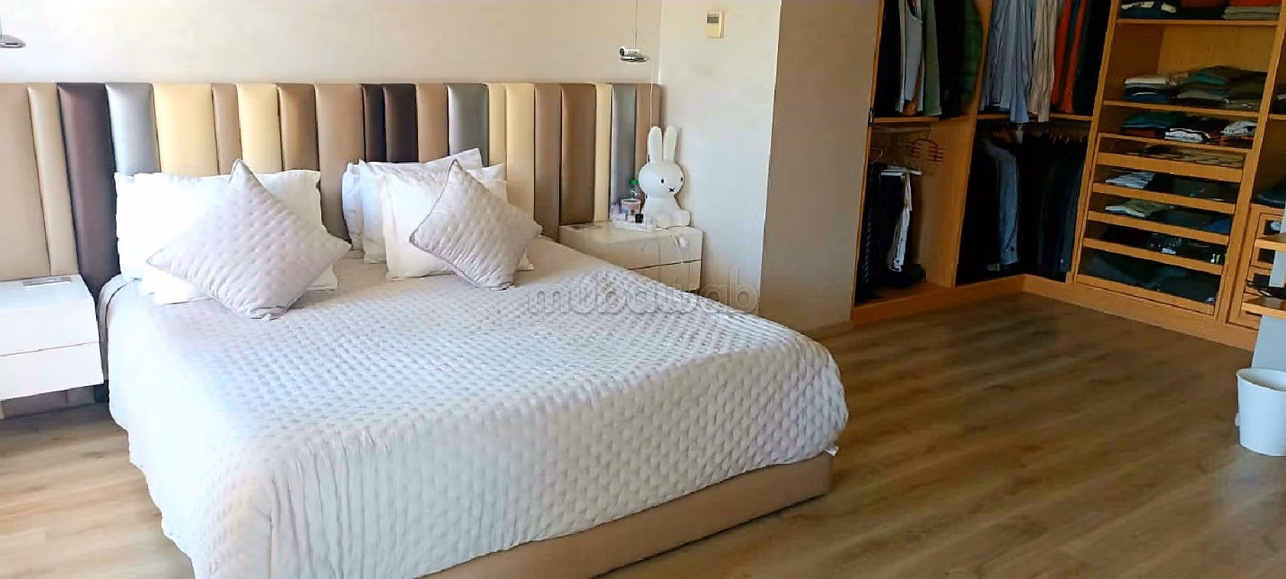 Magnifica villa in vendita. Superficie totale 730 m². Impianto di aria condizionata e piscina. 