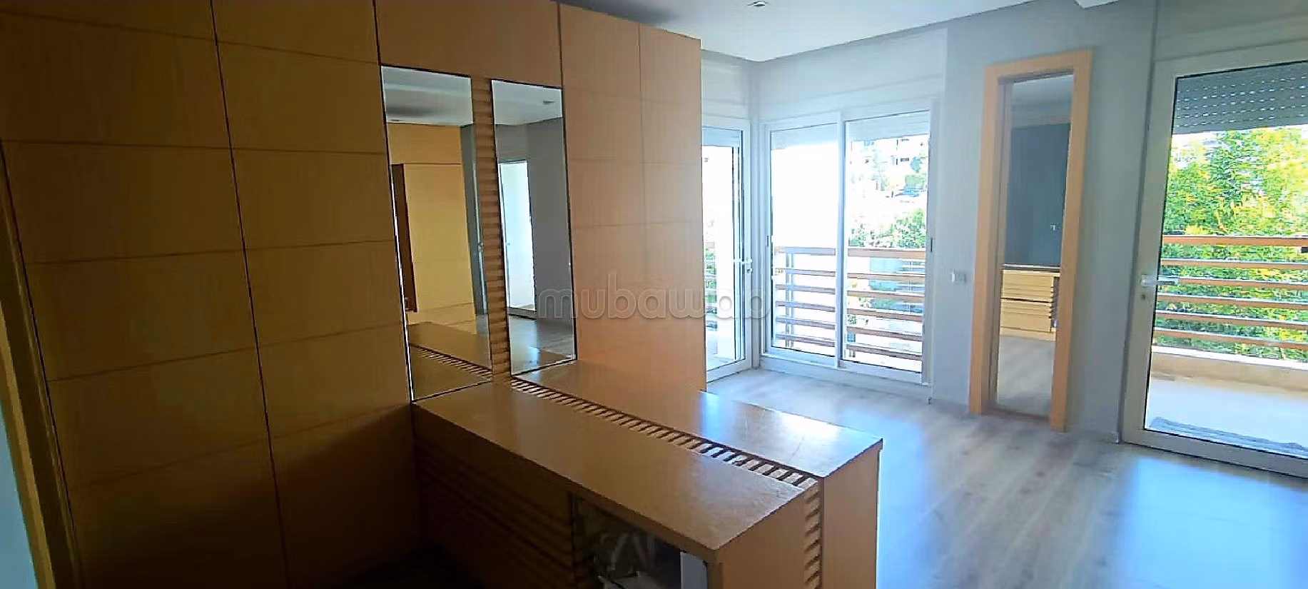 Magnifica villa in vendita. Superficie totale 730 m². Impianto di aria condizionata e piscina. 