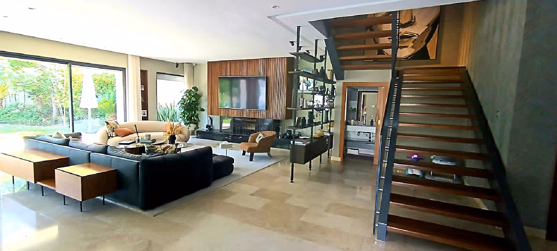 Magnifica villa in vendita. Superficie totale 730 m². Impianto di aria condizionata e piscina. 