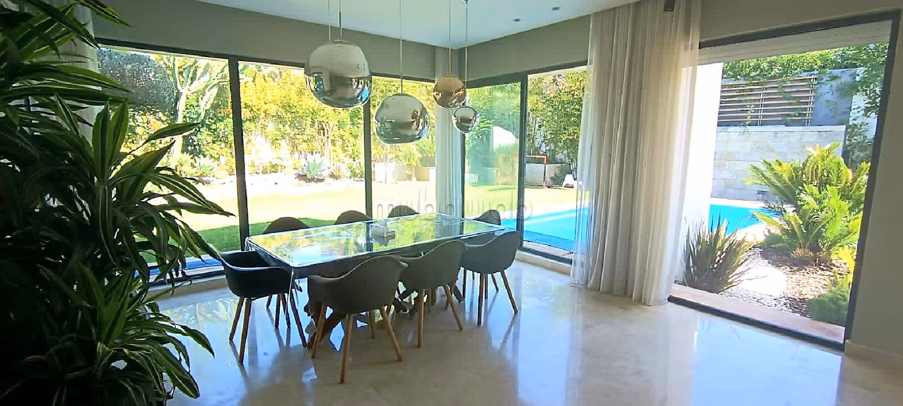 Magnifica villa in vendita. Superficie totale 730 m². Impianto di aria condizionata e piscina. 