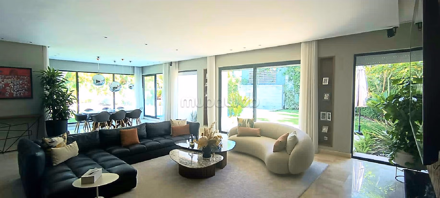 Magnifica villa in vendita. Superficie totale 730 m². Impianto di aria condizionata e piscina. 