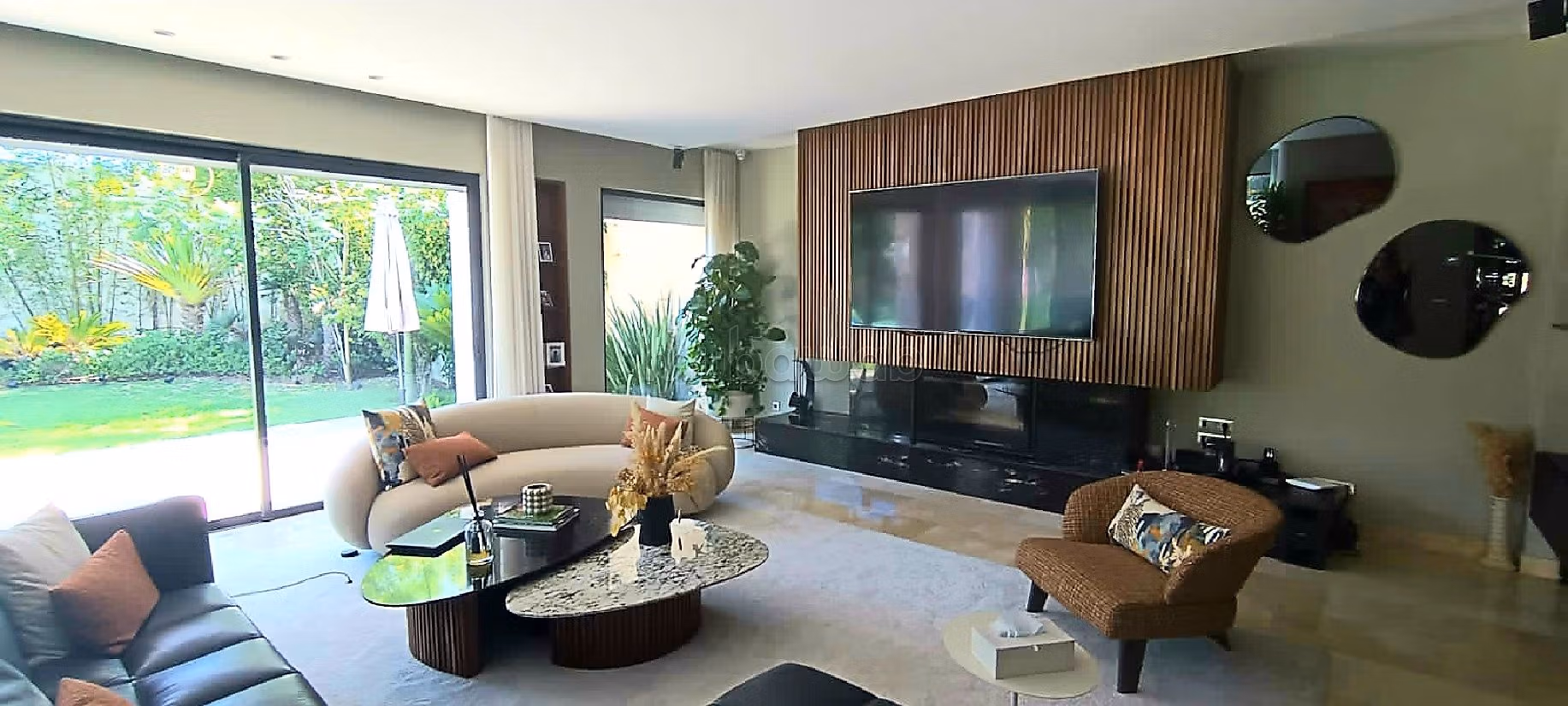 Magnifica villa in vendita. Superficie totale 730 m². Impianto di aria condizionata e piscina. 