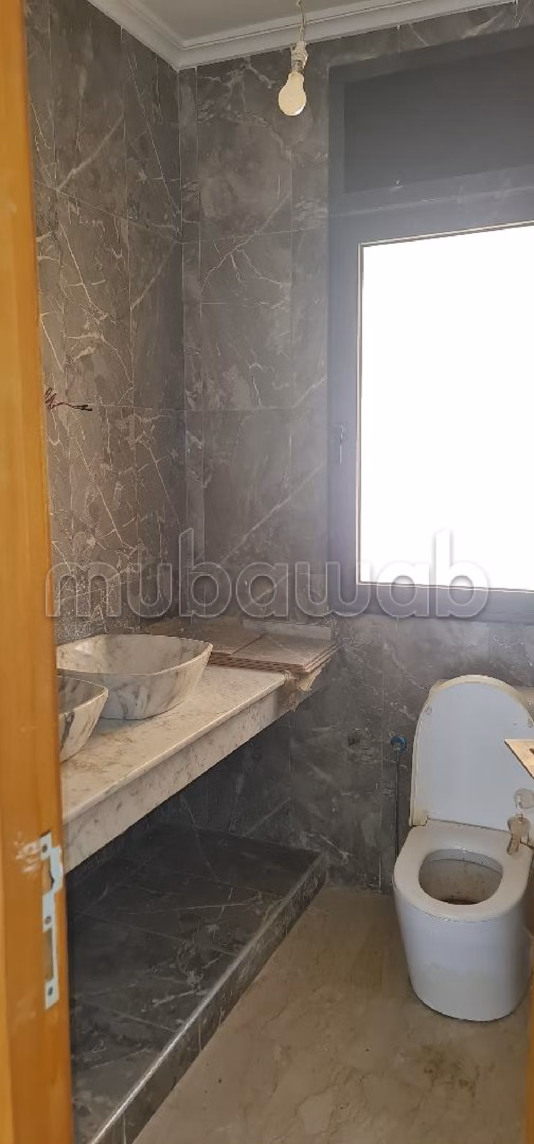 منزل فاخر للإيجار بالالفة. المساحة الكلية 300 م². شرفة جميلة وحديقة. 