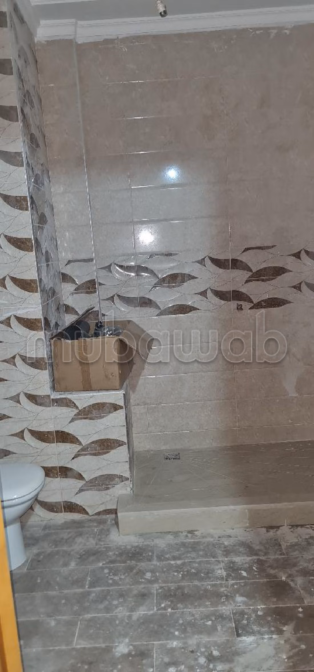 منزل فاخر للإيجار بالالفة. المساحة الكلية 300 م². شرفة جميلة وحديقة. 