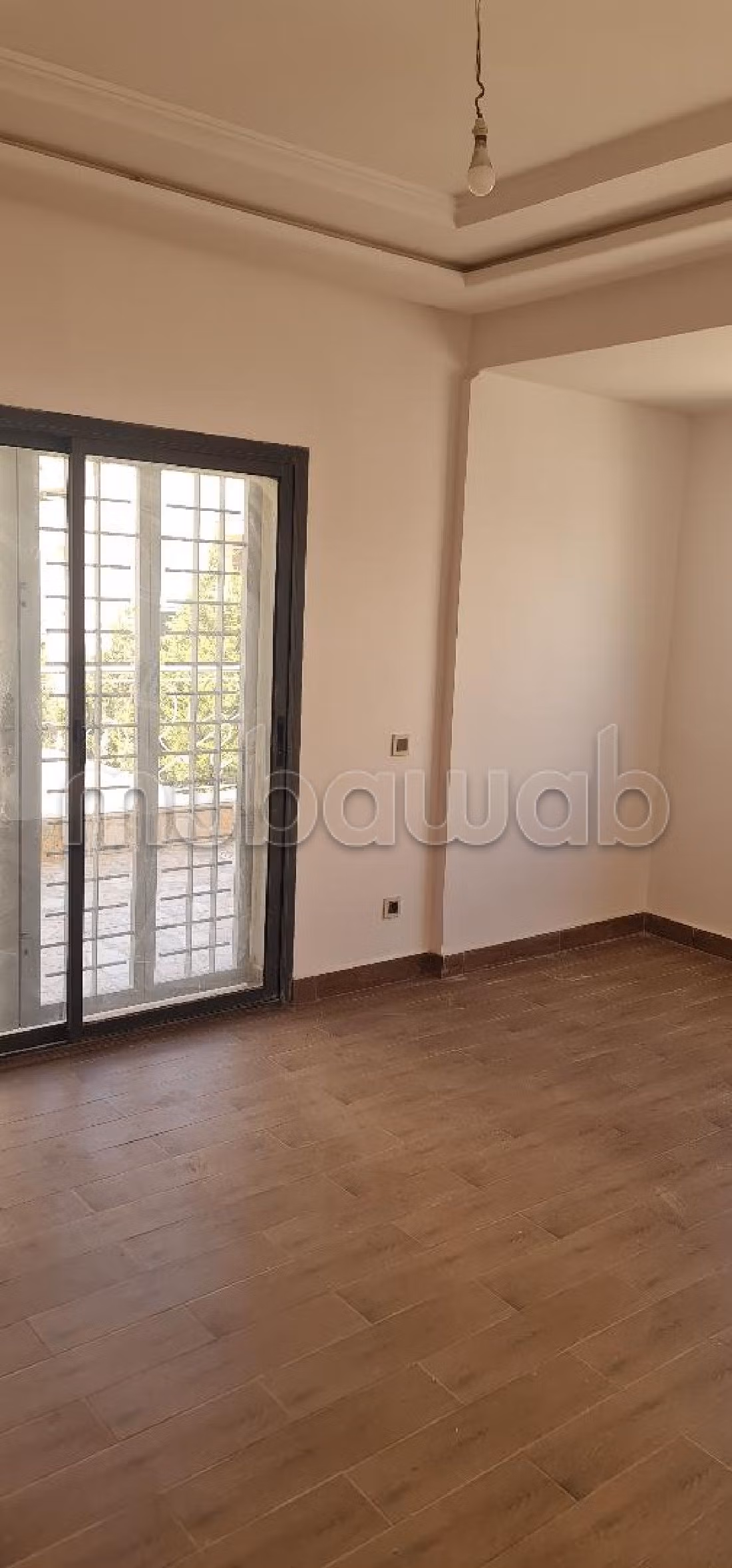 منزل فاخر للإيجار بالالفة. المساحة الكلية 300 م². شرفة جميلة وحديقة. 