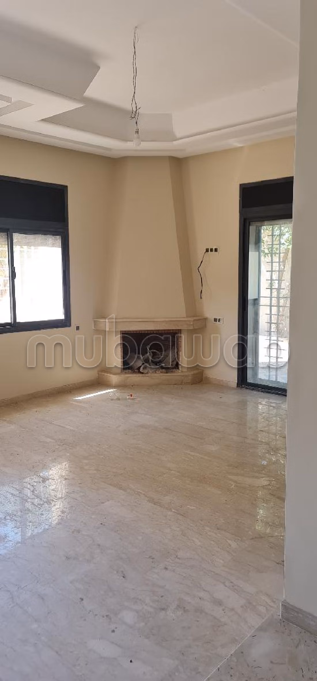 منزل فاخر للإيجار بالالفة. المساحة الكلية 300 م². شرفة جميلة وحديقة. 