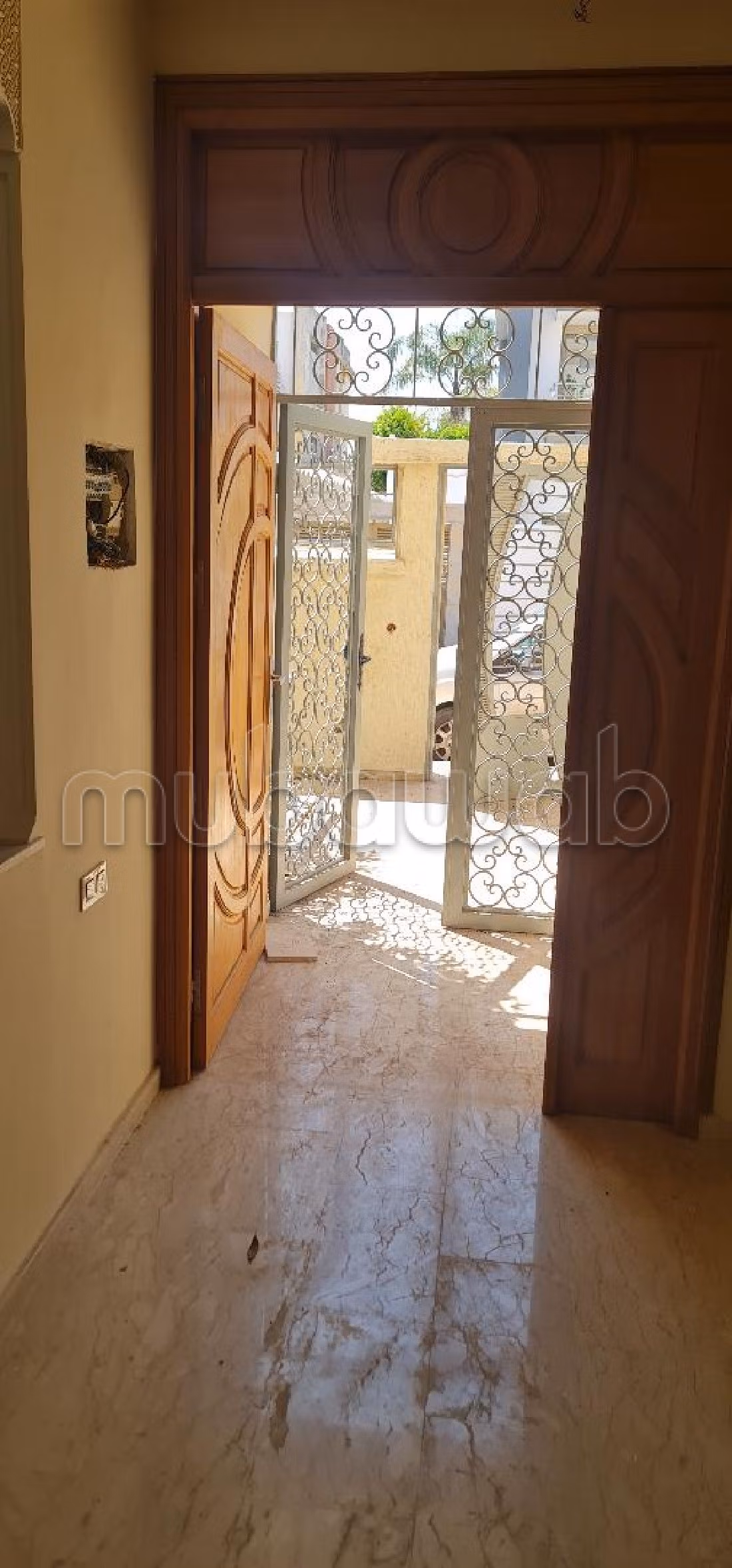 منزل فاخر للإيجار بالالفة. المساحة الكلية 300 م². شرفة جميلة وحديقة. 