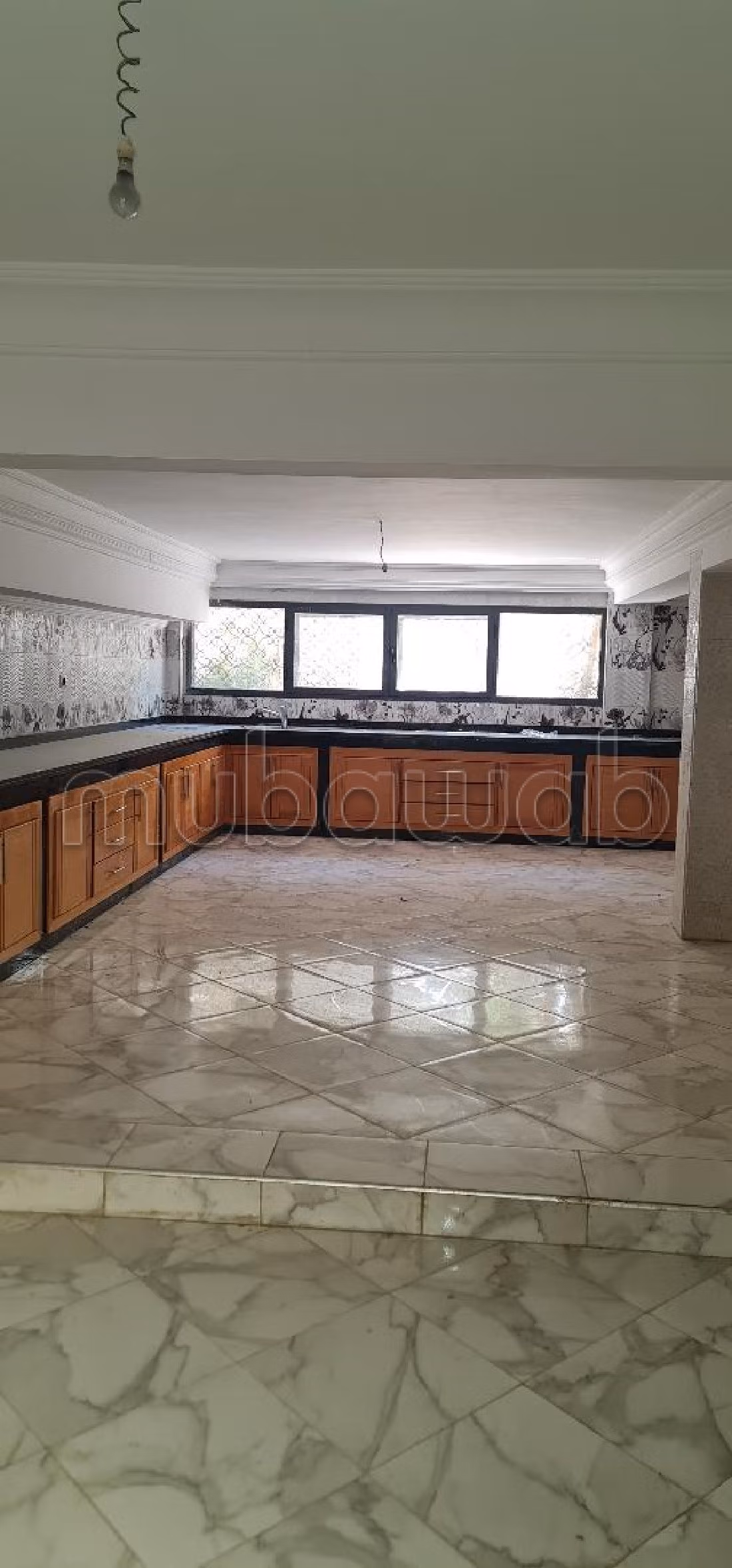 منزل فاخر للإيجار بالالفة. المساحة الكلية 300 م². شرفة جميلة وحديقة. 