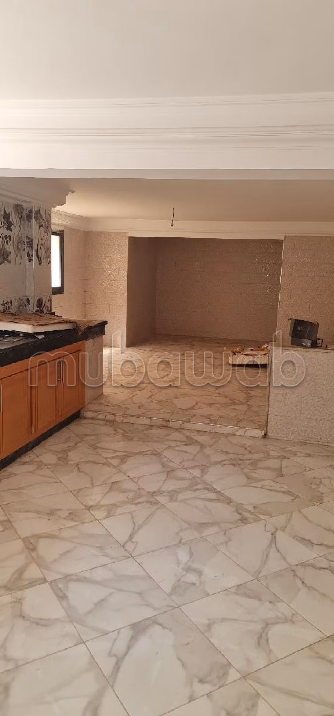 منزل فاخر للإيجار بالالفة. المساحة الكلية 300 م². شرفة جميلة وحديقة. 