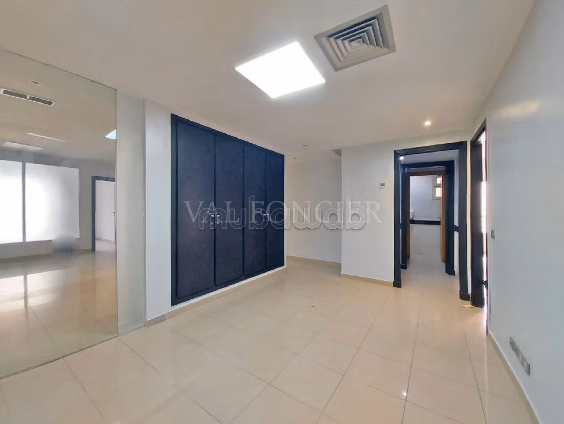 Offices for rent in Racine. Surface area 120 m². Cellar, Large terrace