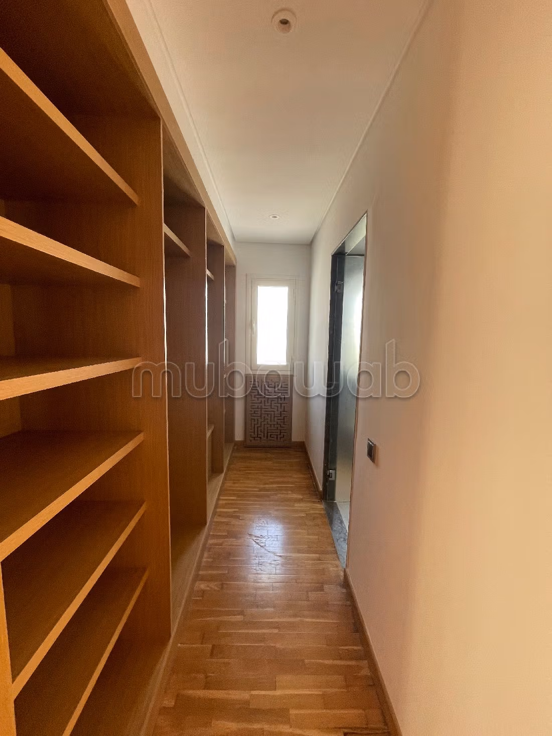 كراء فيلا فاخرة بالسويسي. المساحة 800 م². منظر يطل على الجبال، الزجاج المزدوج.