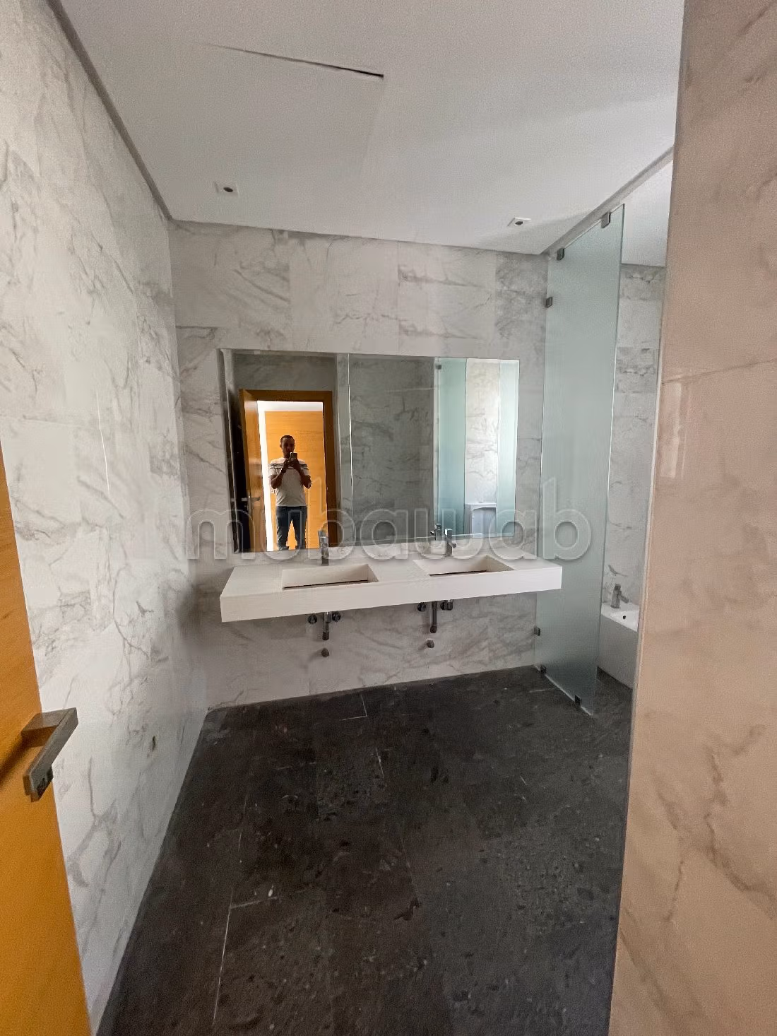 كراء فيلا فاخرة بالسويسي. المساحة 800 م². منظر يطل على الجبال، الزجاج المزدوج.