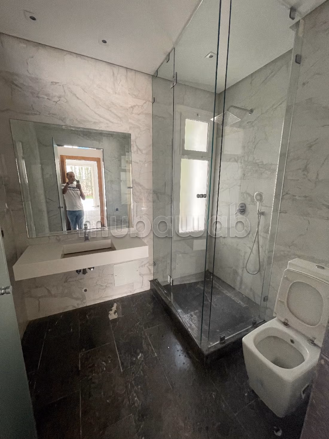 كراء فيلا فاخرة بالسويسي. المساحة 800 م². منظر يطل على الجبال، الزجاج المزدوج.