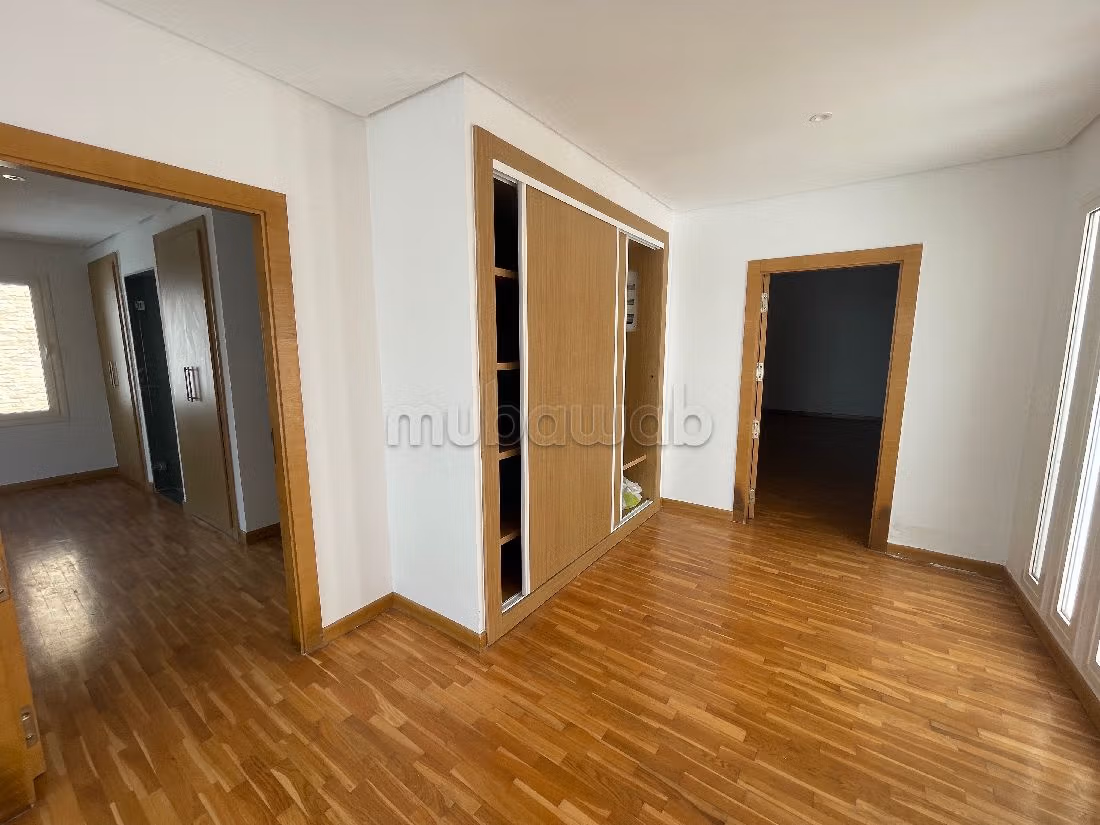 كراء فيلا فاخرة بالسويسي. المساحة 800 م². منظر يطل على الجبال، الزجاج المزدوج.