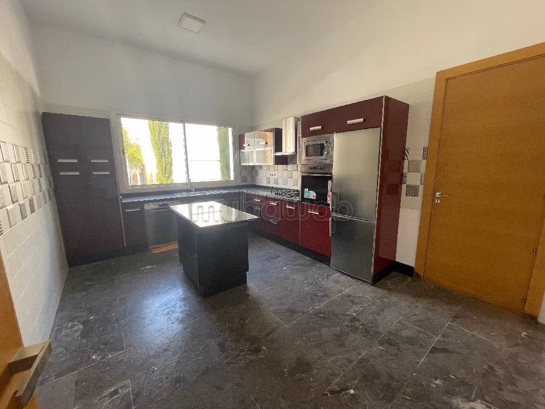 كراء فيلا فاخرة بالسويسي. المساحة 800 م². منظر يطل على الجبال، الزجاج المزدوج.