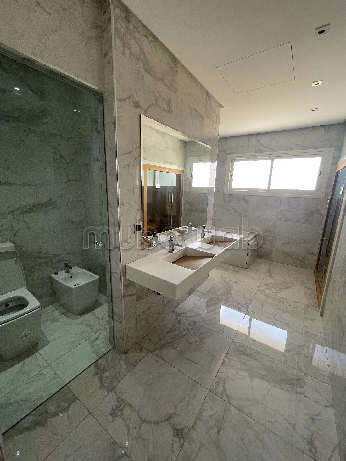 كراء فيلا فاخرة بالسويسي. المساحة 800 م². منظر يطل على الجبال، الزجاج المزدوج.